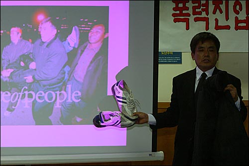 지난 2005년 11월 인도주의실천의사협의회 소속 의사들이 경찰의 폭력진압 과정에서 고 전용철씨가 숨지게 된 경위를 설명하고 있다.  